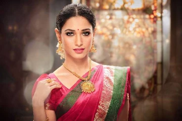 விருது விழாவிற்கு விசித்திர உடையில் வந்த தமன்னா...அதிர்த்துப்போன இணையதளம்