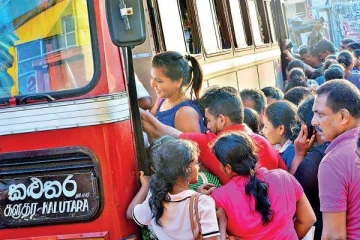 இலங்கை தலைநகர் கொழும்பிலிருந்து தப்பியோடும் மக்கள்!