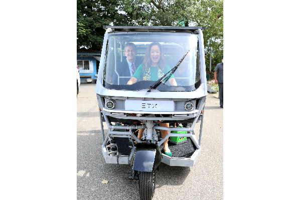 இலங்கையில் முச்சக்கர வண்டி சாரதியாக மாறிய அமெரிக்க தூதுவர் | Us Ambassador To Vega Yard