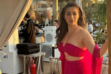 நடிகை ராய் லட்சுமி துபாயில் கிளாமர் போட்டோஷூட்