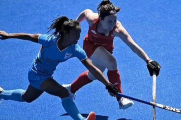 நூலிழையில் பறிபோன பதக்கம் - இந்திய மகளிர் ஹாக்கி அணி போராடி தோல்வி!!