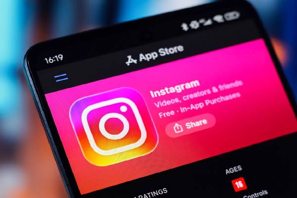 பதின்ம வயதினரை குறி வகைக்கும் இன்ஸ்டாகிராம்: பெற்றோருக்கு விடுக்கப்பட்டுள்ள எச்சரிக்கை | New Feature On Instagram Warns Parents பதின்ம வயதினரை குறி வகைக்கும் இன்ஸ்டாகிராம்: பெற்றோருக்கு விடுக்கப்பட்டுள்ள எச்சரிக்கை | New Feature On Instagram Warns Parents