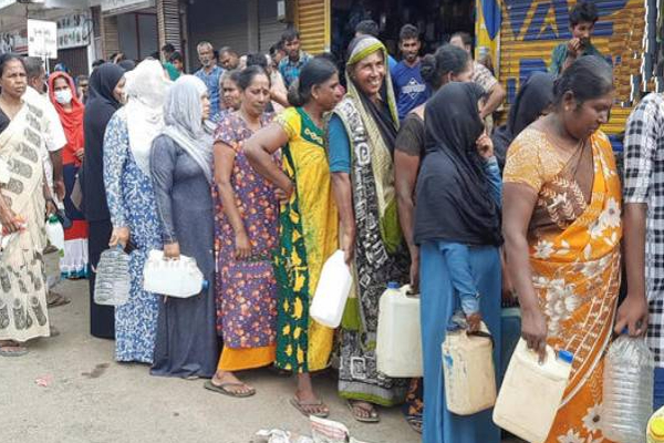 முன்னேறி செல்லும் இலங்கை! (Photos) | Trincomalee Mutur People Purchase Of Kerosene Line