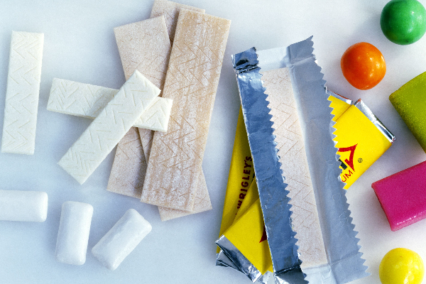 சுவிங்கம் மென்றால் 2 ஆண்டு சிறை தண்டனையாம்?  எந்த நாட்டில் தெரியுமா? | Chewing Gum In Singapore May Cost You Rs 1 Lakh