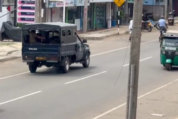 உடனடியாக முச்சக்கரவண்டிகளை பதிவு செய்யுங்கள்! வவுனியா மக்களுக்கு பொலிஸார் அழைப்பு (Photo)