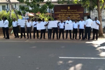 யாழில் பொலிசாருக்கு எதிராக வீதிக்கு இறங்கிய கிராமசேவகர்கள்!