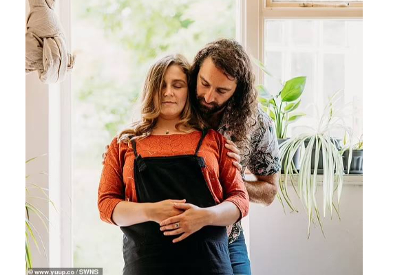 ஒரு மணிநேரம் கட்டிபிடிக்க 7000 ஆயிரமா? இளைஞரின் வினோத வைத்தியம் | Professional Cuddler Charges Rs 7000 For An Hour