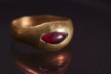 இஸ்ரேலில் கண்டுபிடிக்கபட்ட 2300 ஆண்டுகள் பழமையான தங்க மோதிரம்!