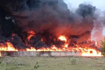 சரக்கு ரயில் விபத்து: 5 மணிநேரமாக பற்றி எரியும் தீ