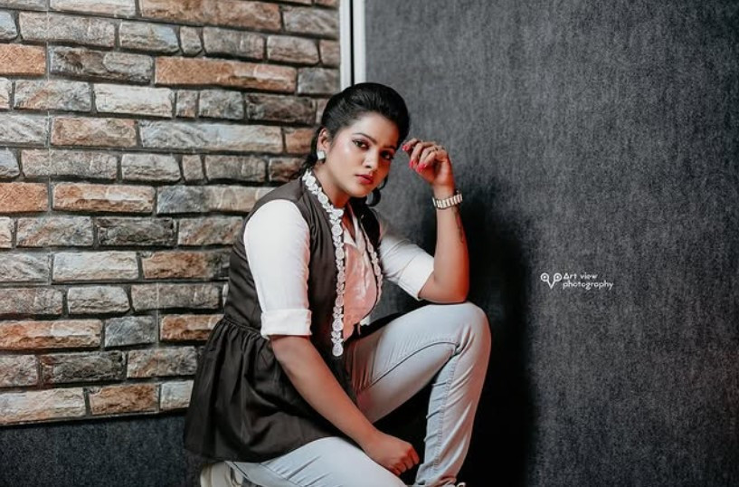 முல்லையாக மக்கள் மனதில் வாழும் மறைந்த சீரியல் நடிகை சித்ராவின் அழகிய போட்டோஸ் 8 Gallery