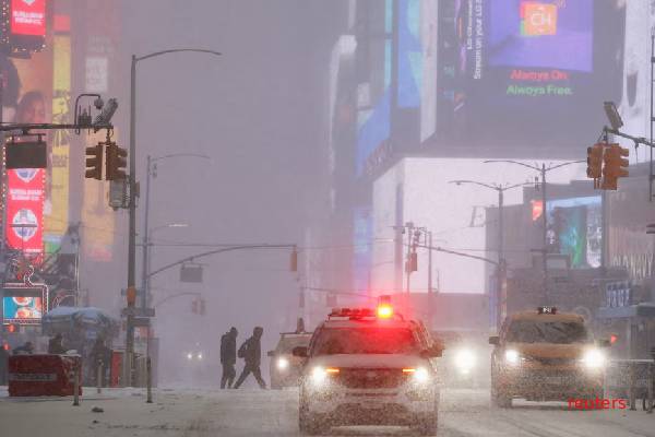 உயிர் கொல்லும் குளிர்... மின்வெட்டால் 600,000 பேர் அவதி: ஆயிரக்கணக்கான விமானங்கள் ரத்து | Us Storm Leaves 600 000 Without Power