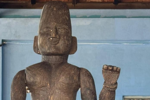 யாழில் கரையொதுங்கிய சிலையால் பரபரப்பு; எங்கிருந்து வந்தது! | A Statue Washed Ashore In Jaffna Valalai Beach யாழில் கரையொதுங்கிய சிலையால் பரபரப்பு; எங்கிருந்து வந்தது! | A Statue Washed Ashore In Jaffna Valalai Beach