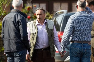 பெண் உறுப்பினர் அருகில் ஆபாச படம் பார்த்த எம்.பி. - வெடித்தது சர்ச்சை