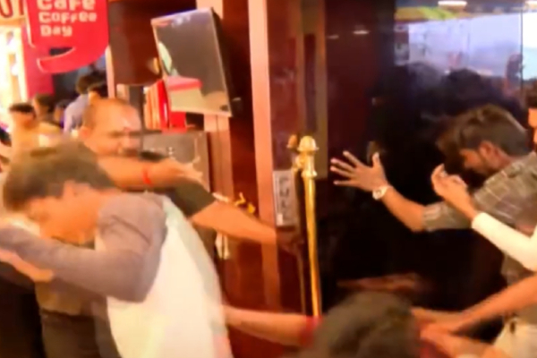 விஜய் ரசிகர்களை அடித்த பணியாளர், தியேட்டரை சேதப்படுத்தியதால் நடந்த சம்பவம்! வீடியோ | Theater Employee Beats Vijay Fans