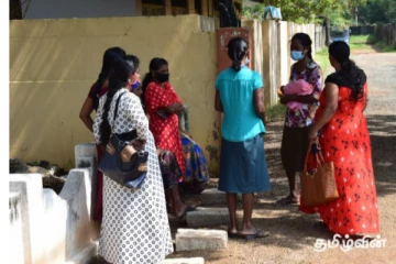 மன்னார் தேசிய வீடமைப்பு அபிவிருத்தி அதிகார சபையை முற்றுகையிட்டுள்ள பெண்கள்