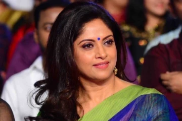 தனது 20 வயது மகளுடன் நடிகை நதியா, அக்கா - தங்கை போல் இருப்பதால் ஆச்சர்யத்தில் ரசிகர்கள்