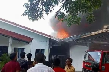 ඇඹිලිපිටියේ ඇඟලුම් කම්හලක දරුණු ගින්නක් - සේවිකාවන් 22ක් රෝහලට ගින්න මැඩ පැවැත්වීමට රථ 3ක්