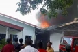 ඇඹිලිපිටියේ ඇඟලුම් කම්හලක දරුණු ගින්නක් - සේවිකාවන් 22ක් රෝහලට ගින්න මැඩ පැවැත්වීමට රථ 3ක්