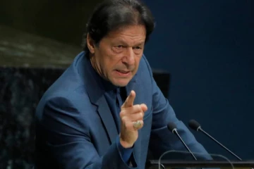 பாகிஸ்தான் பிரதமர் இம்ரானை வறுத்து எடுக்கும் பெண்கள்!