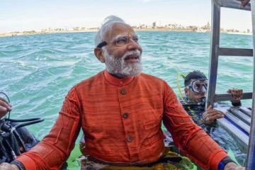 நீருக்கடியில் மூழ்கிய இந்திய பிரதமர் - மயில் இறகுகளை கொண்டு சென்றது ஏன்?