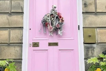 இளஞ்சிவப்பு நிறத்தால் 20,000 பவுண்டுகள் அபராதம்