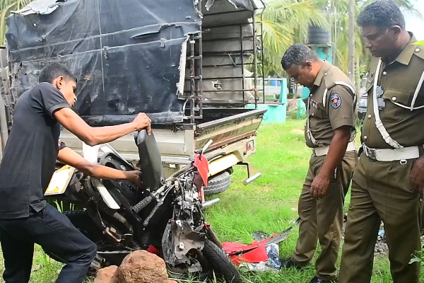 பாரவூர்தி - உந்துருளி மோதி கோர விபத்து - கடற்படை வீரர் பலி..! | Officer Died On The Spot In A Vehicle Accident