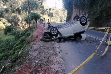 100 அடி பள்ளத்தில் பாய்ந்த கார் - இருவர் பலத்த காயம்