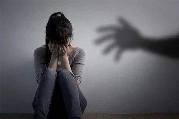 வீதியில் சென்ற 19 வயது யுவதிக்கு நேர்ந்த கொடூரம்!