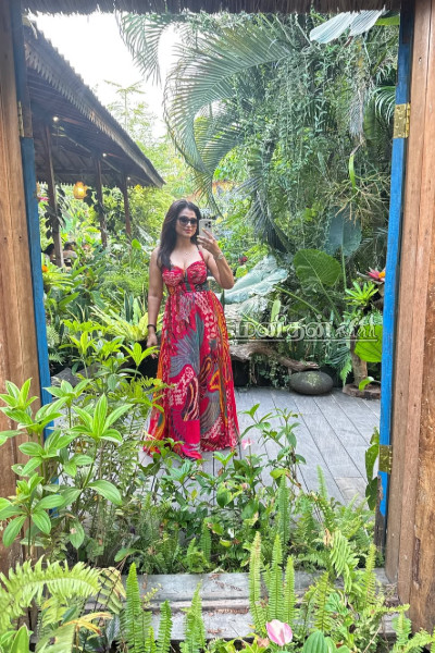 Photo album: கணவருடன் தனி தேசத்தில் வாழணும்.. குஷியில் ரம்யா பாண்டியன் போட்ட பதிவு | Ramya Pandian Shares Photos With Her Husband