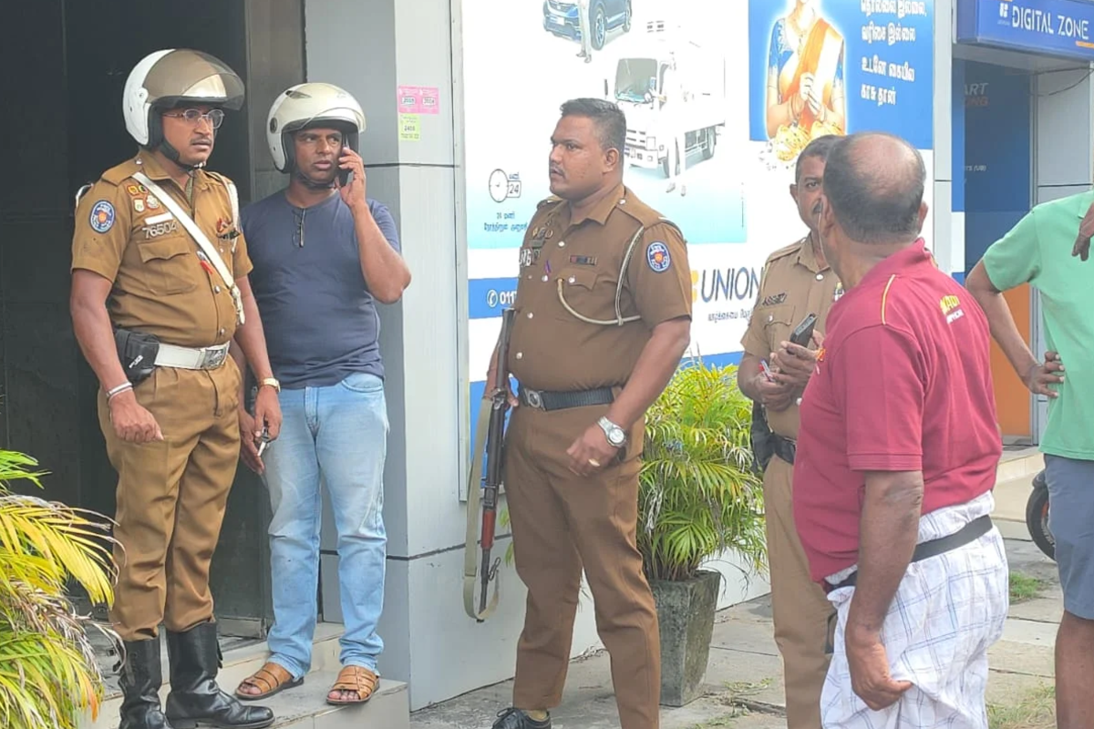 மட்டக்களப்பில் பரபரப்பு; வங்கியில் தீ விபத்து | Fire At Union Bank In Batticaloa மட்டக்களப்பில் பரபரப்பு; வங்கியில் தீ விபத்து | Fire At Union Bank In Batticaloa