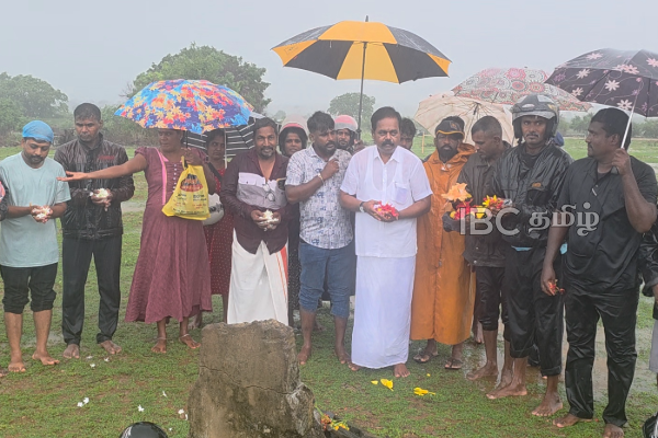 மாவீரர் துயிலுமில்லத்தில் அஞ்சலி செலுத்திய சிறிதரன் எம்.பி. | Mp Siridarans Visit To Sampur Thuylumillam