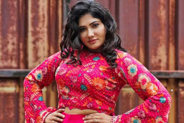 நிச்சயதார்த்தத்தை முடித்த பிக்பாஸ் ஜூலி!! மாப்பிள்ளை இஸ்லாமியரா? | Bigg Boss Julie Getting Married To A Muslim Man நிச்சயதார்த்தத்தை முடித்த பிக்பாஸ் ஜூலி!! மாப்பிள்ளை இஸ்லாமியரா? | Bigg Boss Julie Getting Married To A Muslim Man