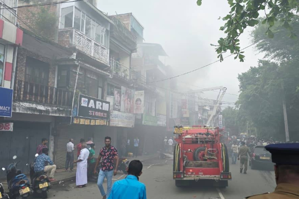 கண்டியில் பாரிய தீ விபத்து.. தற்காலிகமாக மூடப்பட்டுள்ள வீதி | Fire In Kandy Katugastota Police Reported