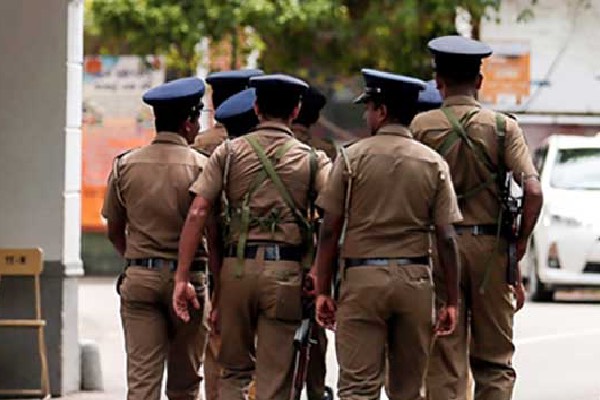 இலங்கையில் முதிரை குற்றிகளுடன் விபத்துக்குள்ளான வாகனம்: தப்பியோடிய சாரதி | Vavuniya Vehicle Accident Driver Escaped