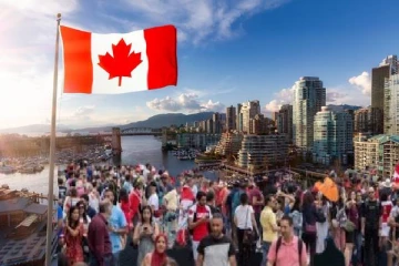 அதிகளவில் கடன்பெறும் கனேடியர்கள் : வெளியான அதிர்ச்சியளிக்கும் அறிக்கை