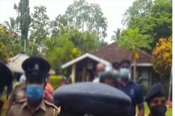 பொதுமக்களால் முற்றுகையிடப்பட்ட எம்பிலிப்பிட்டிய, பனாமுரே பொலிஸ் நிலையம்! பதற்ற சூழ்நிலை (VIDEO)