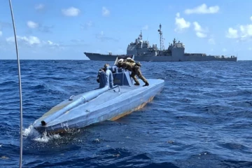 போதைப்பொருள் கடத்தி வந்த 3 படகுகள் மீது அமெரிக்கா தாக்குதல்; 8 பேர் உயிரிழப்பு