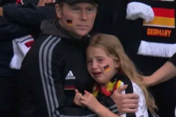 ஜெர்மனி தோற்றதால் மைதானத்தில் கதறி அழுத சிறுமிக்காக சுமார் 29 லட்சம் ரூபாய் நிதி!