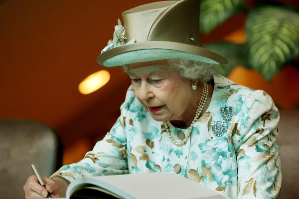 பிரித்தானிய அரசியின் உயிலுக்கு   சீல் வைத்த அதிகாரிகள் ! | British Queen S Sealed Will
