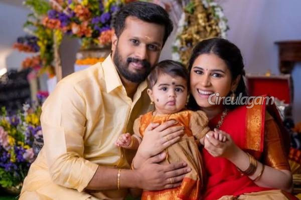 தனது மகளுடன் கியூட்டான விளம்பரத்தில் நடித்துள்ள சீரியல் நடிகை ரித்திகா.. வீடியோவுடன் இதோ | Serial Actress Rithika Daughter Cute Video