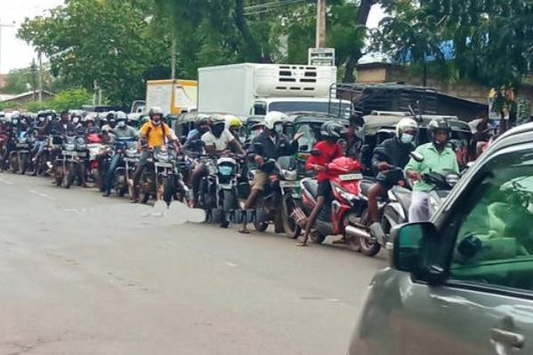 எந்த வேலையும் இல்லை... எரிபொருள் நிரப்பு நிலையங்களில் ஊழியர்கள் செய்யும் செயல்! | Pattalum Diesel Fuel Petrol Staffs Work Cleaning