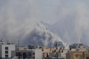 மின்சார உட்கட்டமைப்புகள் மீது தாக்குதல் ; அமெரிக்கா, இஸ்ரேலியப் படைகளால் அதிரும் ஈரான்