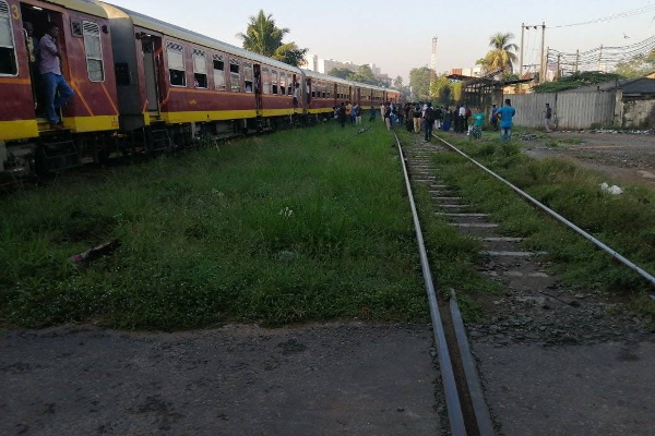 பாதைக்கு மாறும்போது தடம்புரண்ட யாழ்தேவி !(Photos) | Yadhevi Derailed While Changing The Path