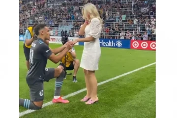 காதல் ஒரு Butterfly ய  போல  வரும் .. மைதானத்தில் மலர்ந்த காதல் .. வைரலாகும் வீடியோ!