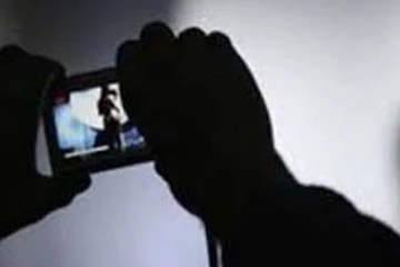 சமையல்காரரை நிர்வாணமாக்கி கல்லூரி மாணவர்கள் செய்த அட்டூழியம்