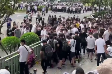 சீனாவில் வங்கிகளில் பீரங்கிகளுடன் குவிந்த ராணுவம்!