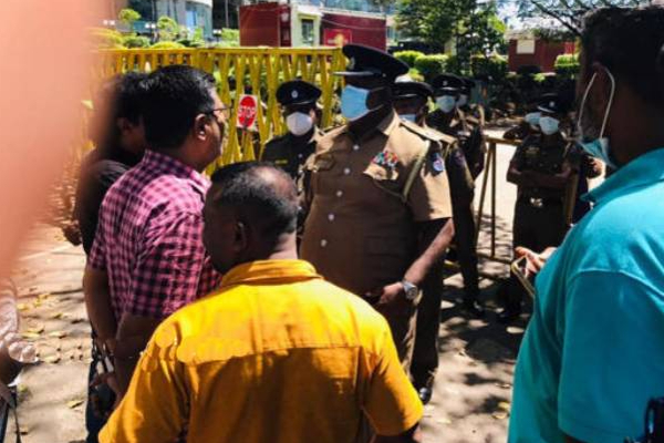 காலிமுகத்திடலில் தீடிரென களமிறங்கிய மனோ கணேசன்! | Galle Face Protest Street Ban Police Mano Ganesan