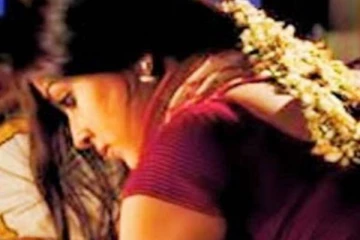 அப்பா வயசு இயக்குனருடன் அட்ஜெஸ்ட்மெண்ட்!! வேறு வழியில்லாமல் ஒப்புக்கொண்ட அரசியல் வாரிசு நடிகை..