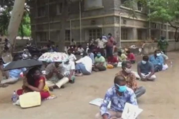 மதுரையில் ரெம்டெசிவர் மருந்திற்காக அலைமோதும் கூட்டம் .. காத்து கிடக்கும் பொதுமக்கள்