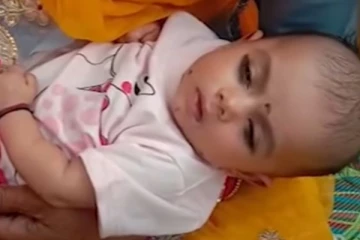 35 ஆண்டுகளுக்குப் பிறகு முதல் பெண் குழந்தை! லட்சம் ரூபாய் செலவு செய்து ஹெலிகாப்டரில் வரவேற்பளித்த குடும்பம்